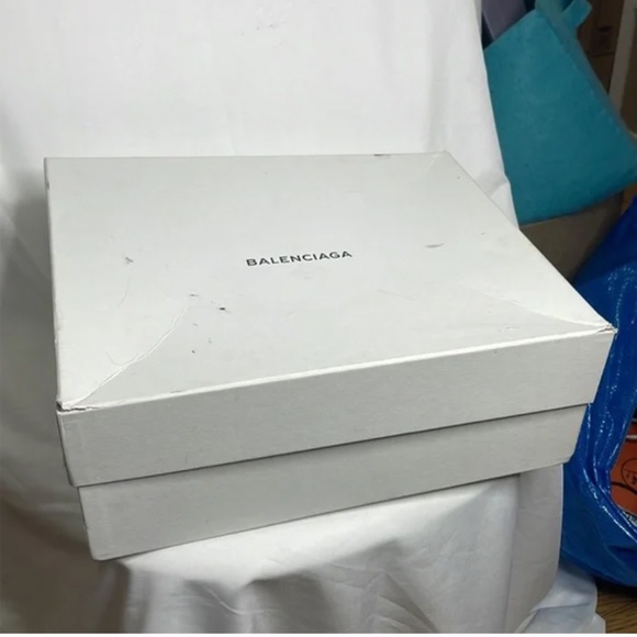 Balenciaga White Logo Box - Picture 2 of 3